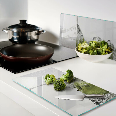 Glass chopping board Green apple in water