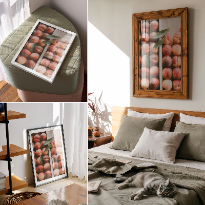 Poster Peaches with leaves in a wooden box