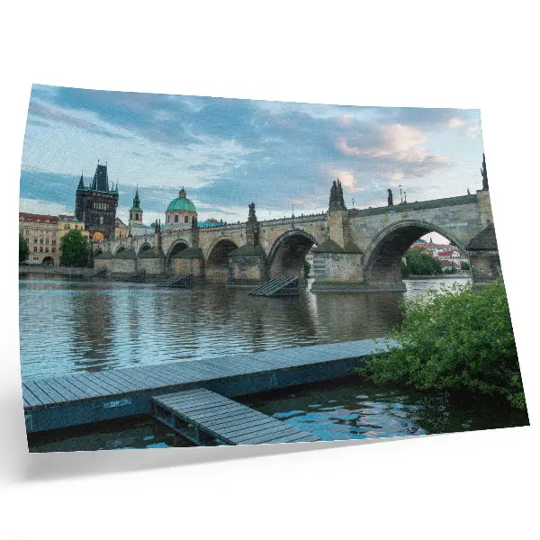 Photo canvas bridge over the river with historic architecture