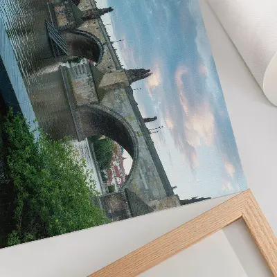 Photo canvas bridge over the river with historic architecture