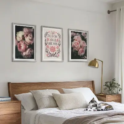 Wall art set with vintage roses and dreams inscription