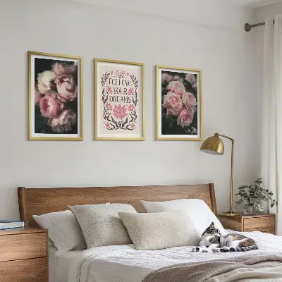 Wall art set with vintage roses and dreams inscription