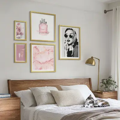 Gallery wall Stylish accents in pink