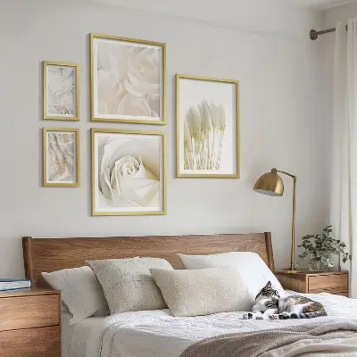 Gallery wall White rose marble accents