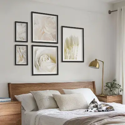 Gallery wall White rose marble accents