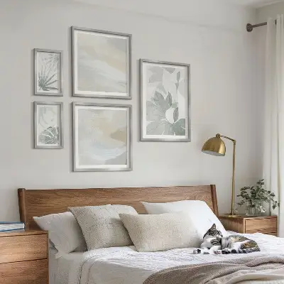 Gallery wall Gray and white plant motifs
