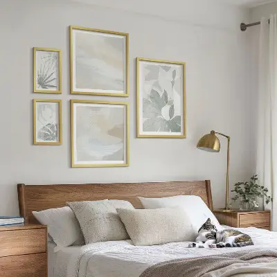 Gallery wall Gray and white plant motifs