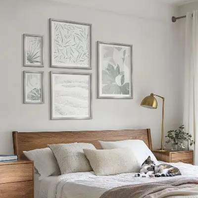 Gallery wall Plant greenery motifs