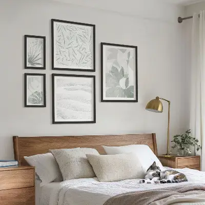 Gallery wall Plant greenery motifs