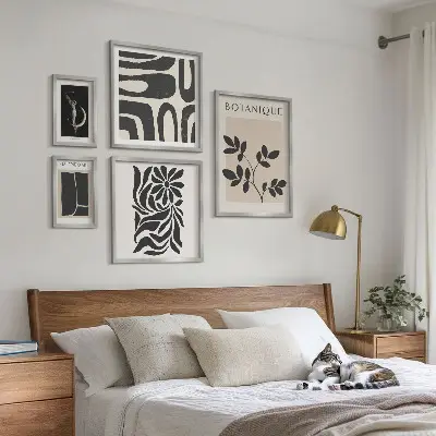 Gallery wall Modern plant motifs
