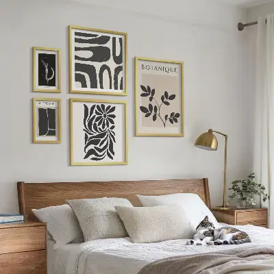 Gallery wall Modern plant motifs