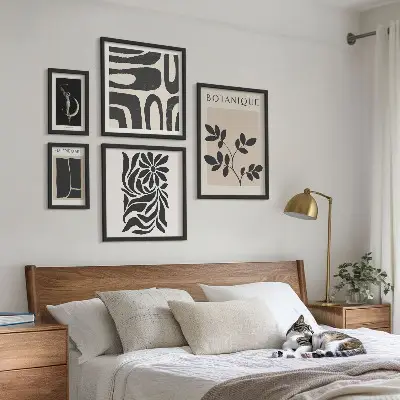 Gallery wall Modern plant motifs