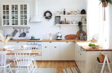 Elegant kitchen decor, i.e. a white kitchen with wooden worktop