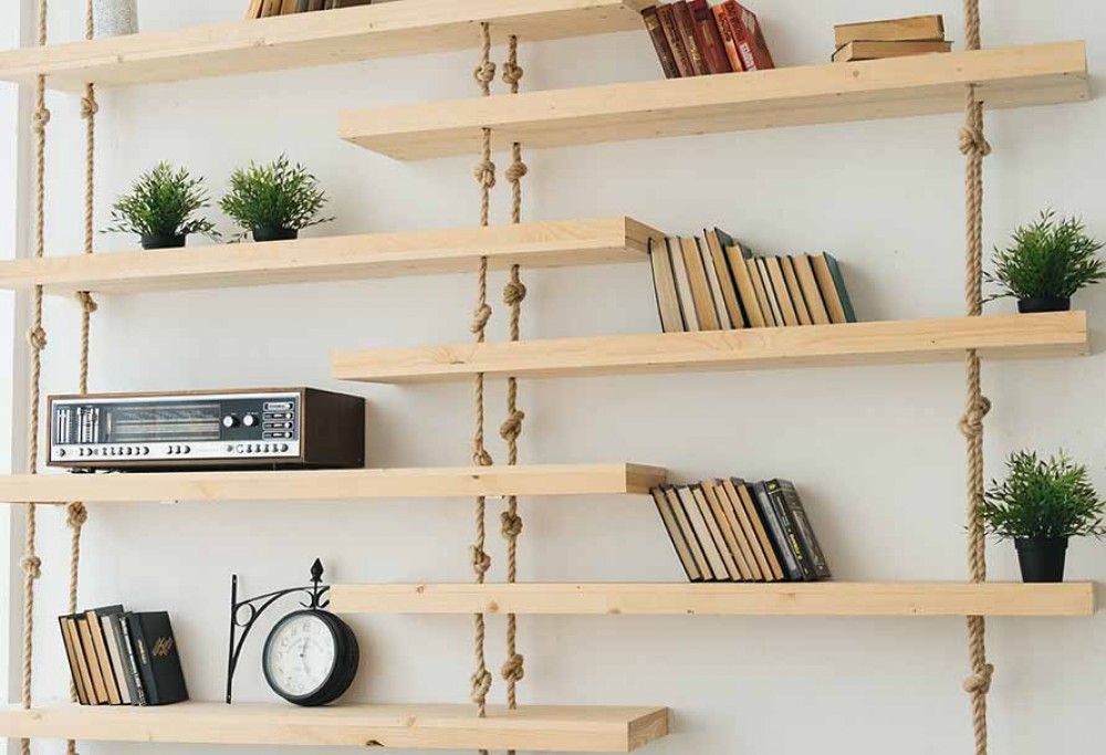 How to decorate shelves in the living room?